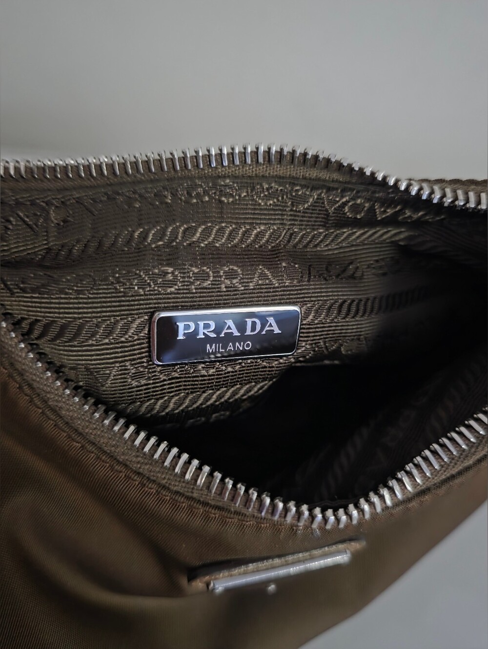 PRADA Re-edition 2005 Shoulder Bag - Picture 9 of 12